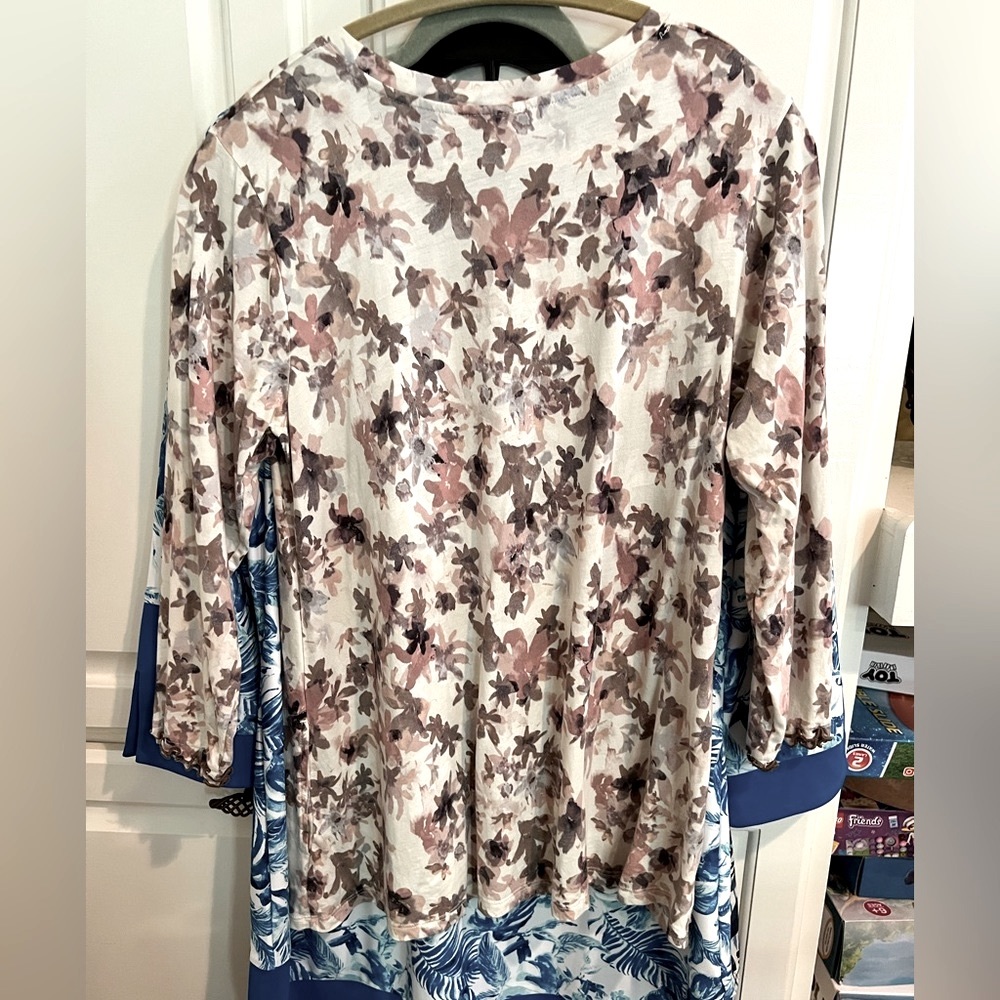 Logo by Lori size Medium 3/4 sleeves top beige stone mauve brown khaki